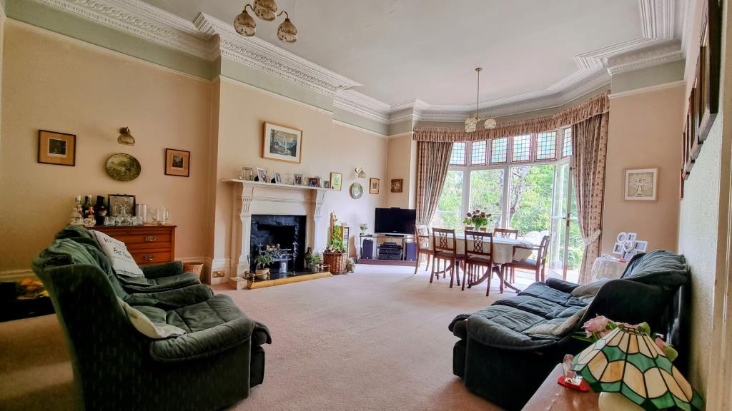 Lot: 77 - SUBSTANTIAL PERIOD PROPERTY WITH POTENTIAL FOR DEVELOPMENT, SET IN ONE-THIRD OF AN ACRE - impressive living room with garden views